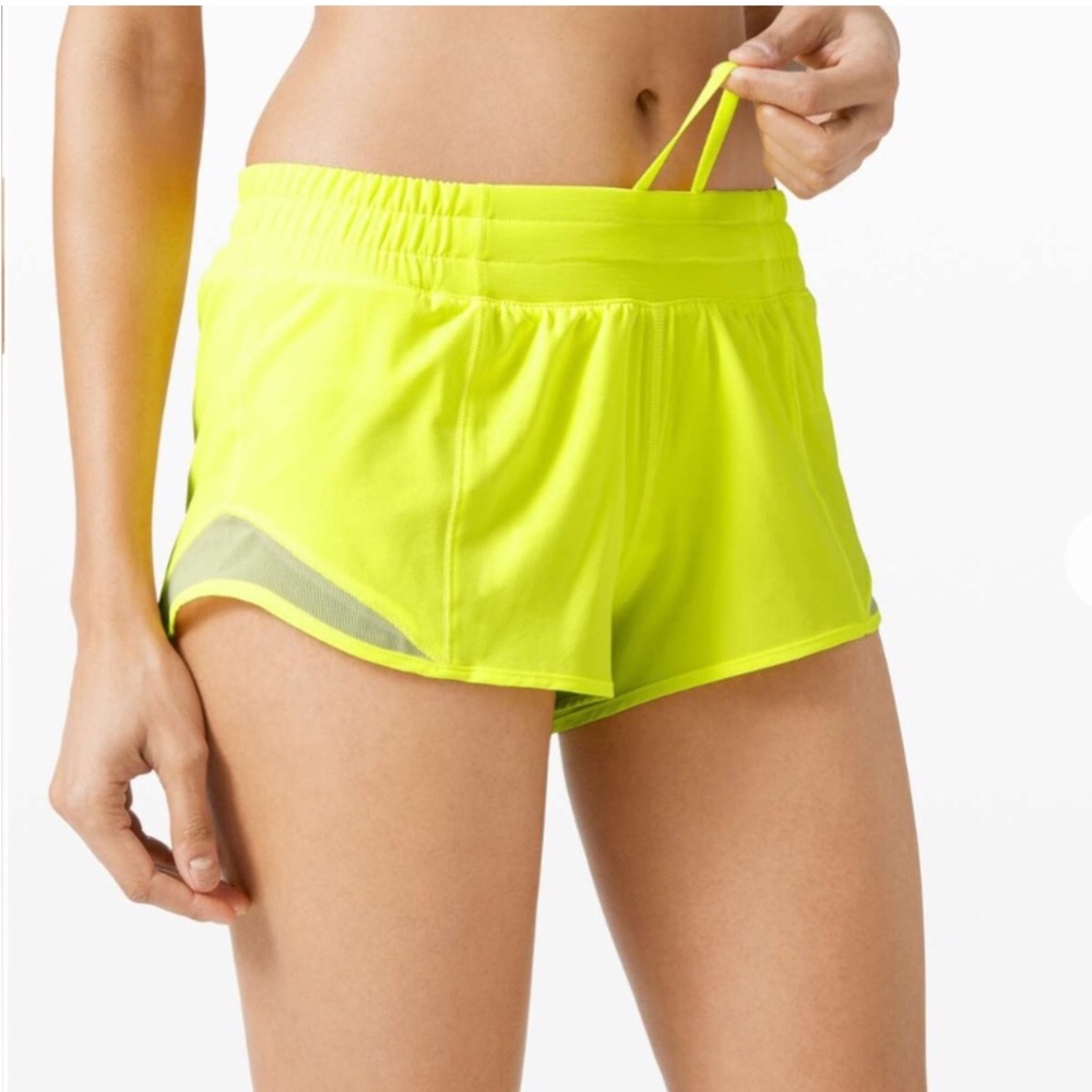 🌼 Lululemon Hotty Hot Short II *2.5" Lime Green size 8